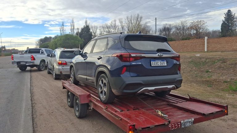 Camioneta cargada sobre el tráiler de Mecánica Leiva en ruta