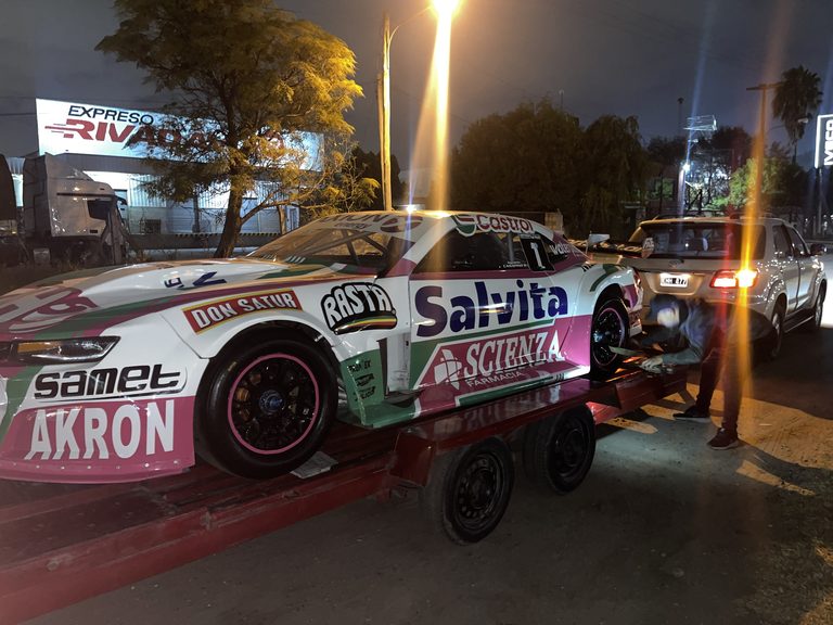 Traslado de un vehículo deportivo sobre tráiler